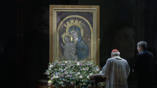 El cardenal Re, durante el rezo del Rosario de hoy