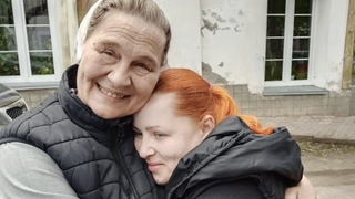 La hermana orionita polaca Renata Jurczak abraza a Anna. Ucrania.