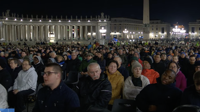 Centenares de fieles en la noche romana