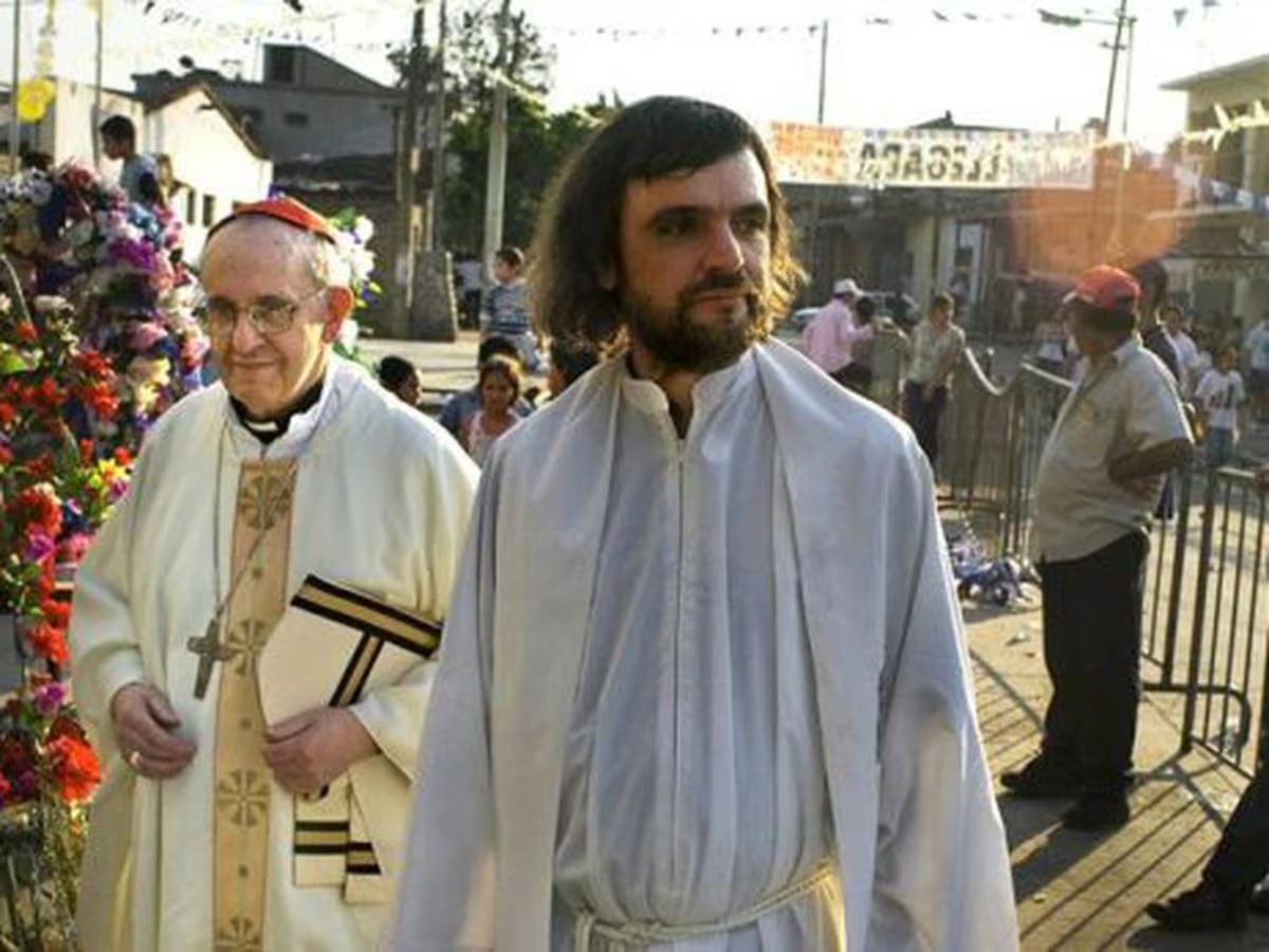 Bergoglio y Pepe Di Paola en las villas
