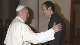 Papa saluda a Nacho Puente