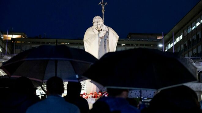Fieles rezan por el Papa frente al Gemelli
