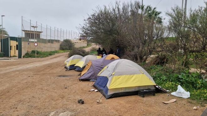 Solicitantes de asilo acampan ante la sede del CETI de Melilla