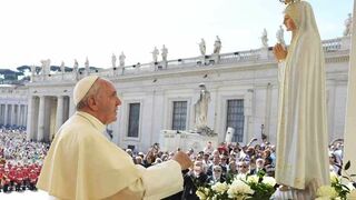 El papa Francisco ante la imagen de la Virgen de Fátima