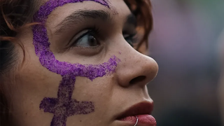 Una mujer, en una manifestación del 8M