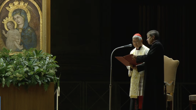 El cardenal Lazzaro You Heung-sik durante el rosario