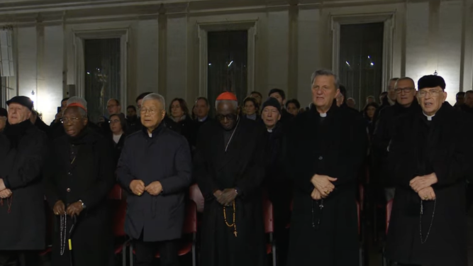 Cardenales rezan el rosario por el Papa