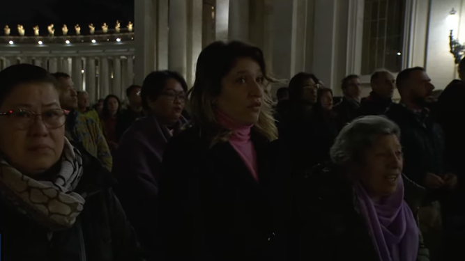 Fieles en el rezo del rosario por el Papa