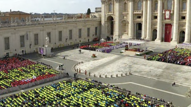 Miles de voluntaries participation en la eucaristía