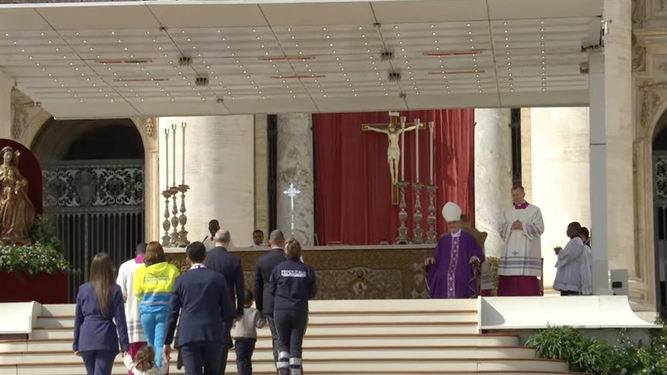Un grupo de voluntarios presenta las ofrendas en el Jubileo del Voluntariado