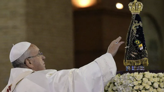 Francisco, ante Nuestra Señora de Aparecida