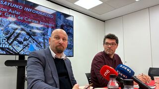 Anton Asfar, junto a Pablo Reyero, durante el desayuno en Cáritas