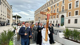 El arzobispo de Moscú, con los 85 fieles que peregrinaron a Roma