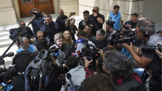 Javier Milei rodeado de periodistas