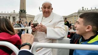 Papa Francisco bebiendo mate
