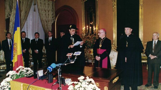 Martí Alanis en la firma de la constitución andorrana