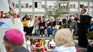El arzobispo Pezzi y el grupo de fieles rusos rezan en el hospital Gemelli