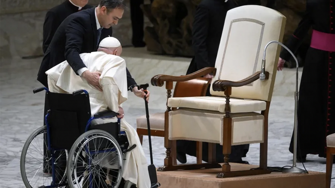 Francisco es ayudado a levantarse de su silla de ruedas