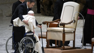 Francisco es ayudado a levantarse de su silla de ruedas