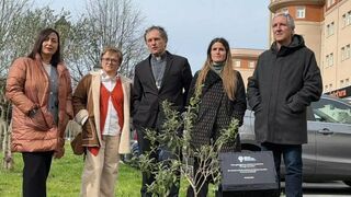 El obispo, en el centro de la imagen, junto a varios miembros de la Comisión de Protección de Menores: María Gómez, Gemma Escapa, María Manrique y Carlos Bargos