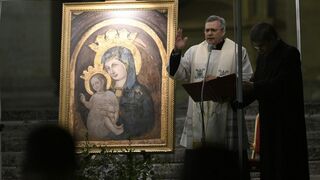 Monseñor Ruiz guía el santo rosario por la salud del Papa