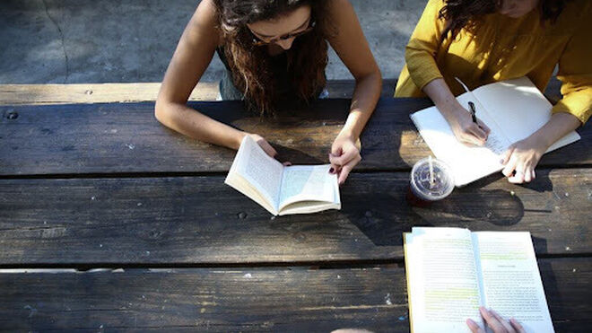 Hermenêutica feminista das religiões e seus textos