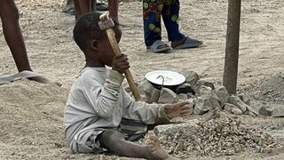 Los niños picapedreros de Benín