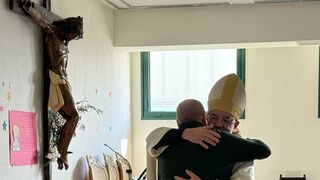 Roselló abraza a uno de los internos