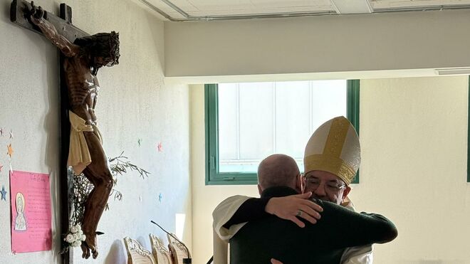 Roselló abraza a uno de los internos
