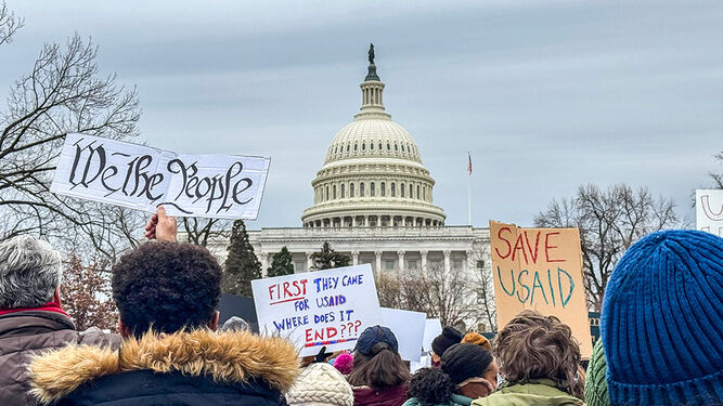 Protesta ante la Casa Blanca por los recortes de Trump a la USAID