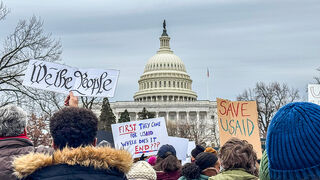 Protesta ante la Casa Blanca por los recortes de Trump a la USAID
