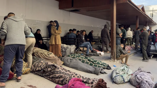 Heridos en el hospital Alahli en Ciudad de Gaza, al norte de la Franja, tras los bombardeos israelíes.