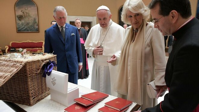 Francisco en 2017 con Carlos de Inglaterra y su esposa Camilla