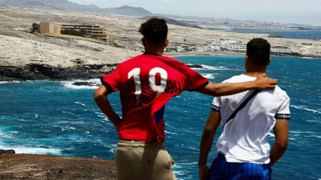 Jóvenes marroquíes observan el Centro de Migrantes Menores de Arinaga