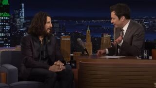 El actor Jonathan Roumie con el presentador Jimmy Fallon