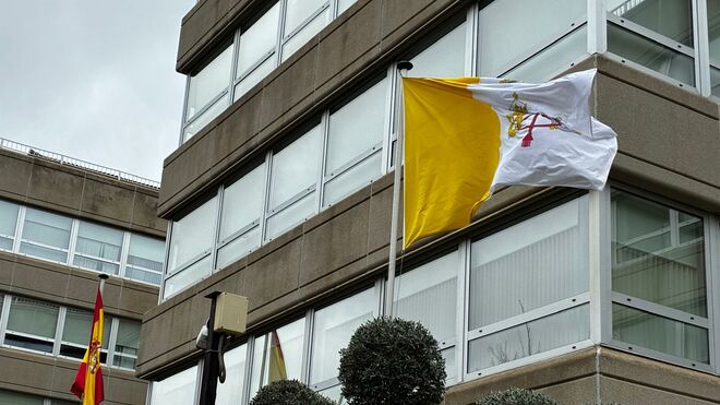 La bandera vaticana ondea en la sede de la Conferencia Episcopal