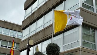 La bandera vaticana ondea en la sede de la Conferencia Episcopal