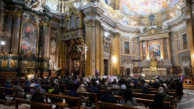 Paul Richard Gallagher en la iglesia del Gesù