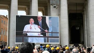 Fieles siguen, desde San Pedro, la salida del Papa del Gemelli