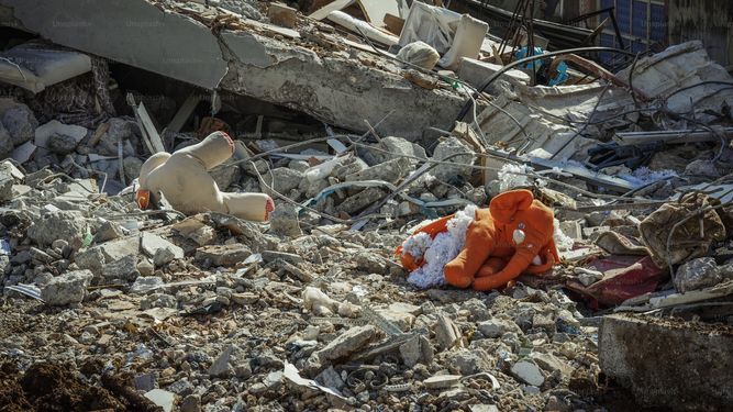 Juguetes infantiles en medio de un edificio destruido