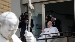 Francisco se asoma al balcón del Gemelli tras recibir el alta