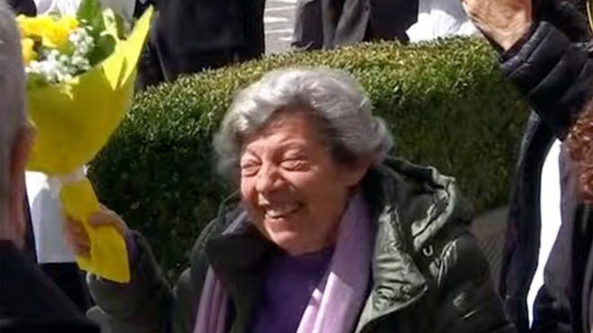 Carmela Mancuso con su ramo de flores