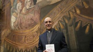 Fernández en la presentación del libro sobre la poesía