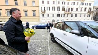 El Papa entregó al cardenal Makrickas las flores de Carmela para la Salus Populi Romani