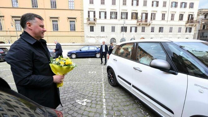 El ramo de flores amarillas que vio el Papa desde el Gemelli