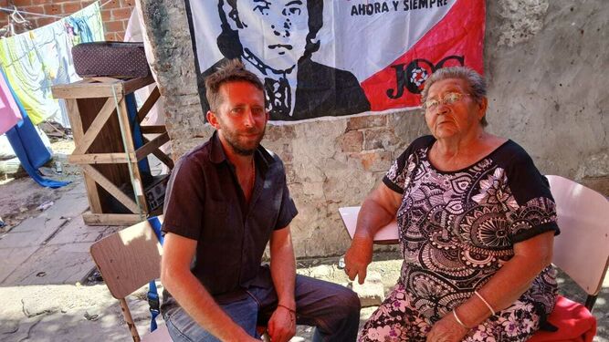 El autor del artículo con la hermana melliza del secuestrado y asesinado