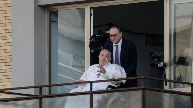 Francisco, con su enfermero, se asoma al balcón del Gemelli
