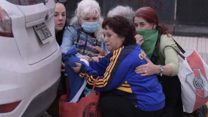 Unas jubiladas argentinas se protegen de las cargas de la policía