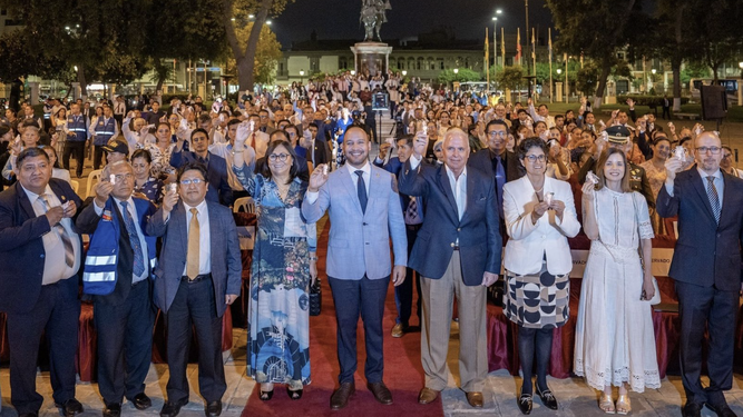 Caccia y Blanco (a la dcha.) con congresistas peruanos