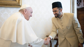 El Papa saluda a Marwan Gill